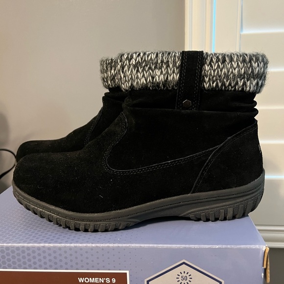 Khombu Laurie Black Suede Bootie - Picture 4 of 5